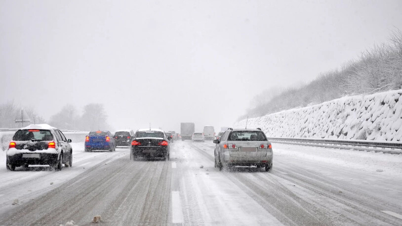 Auf der sicheren Seite: Während der Fahrt in die Weihnachtsferien kann es längere Wartezeiten in Staus geben – darauf sollte man vorbereitet sein. Auf der sicheren Seite: Während der Fahrt in die Weihnachtsferien kann es längere Wartezeiten in Staus geben – darauf sollte man vorbereitet sein.