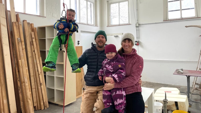 Früh übt sich: Florian und Nicole Knecht mit ihrem Nachwuchs im ehemaligen Schlachthaus in Matt, das sie zur Boulderhalle umbauen wollen. Früh übt sich: Florian und Nicole Knecht mit ihrem Nachwuchs im ehemaligen Schlachthaus in Matt, das sie zur Boulderhalle umbauen wollen.
