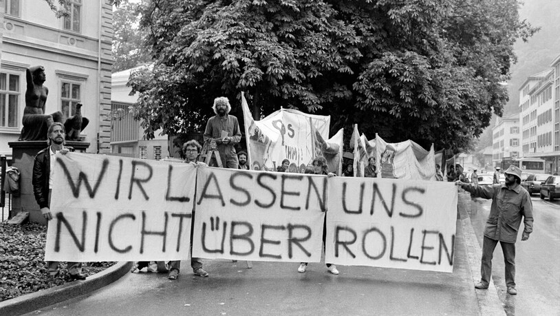 1994: Die SP Graubünden sammelt Unterschriften für die eidgenössische Volksinitiative zum Schutze des Alpengebietes vor dem Transitverkehr. 1994: Die SP Graubünden sammelt Unterschriften für die eidgenössische Volksinitiative zum Schutze des Alpengebietes vor dem Transitverkehr.