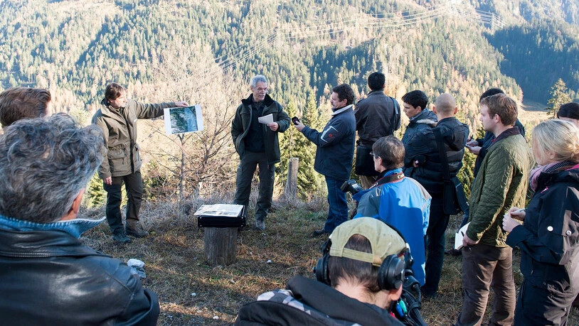 Grosses Medieninteresse: Jagdinspektor Georg Brosi (rechts) und Wildbiologe Hannes Jenny informieren am 14. November 2012 darüber, dass sich am Calanda ein Wolfsrudel gebildet hat. Grosses Medieninteresse: Jagdinspektor Georg Brosi (rechts) und Wildbiologe Hannes Jenny informieren am 14. November 2012 darüber, dass sich am Calanda ein Wolfsrudel gebildet hat.