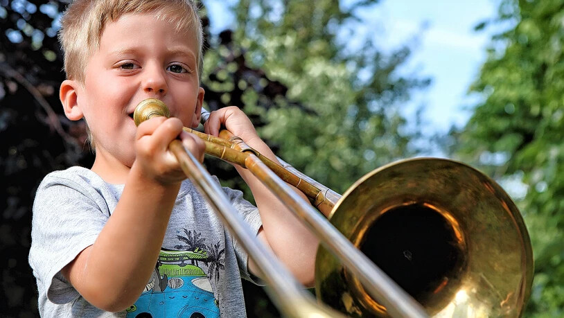 Grosse Töne von jungen Leuten: Es lohnt sich, früh damit zu beginnen, das Spielen eines Instruments zu lernen. Grosse Töne von jungen Leuten: Es lohnt sich, früh damit zu beginnen, das Spielen eines Instruments zu lernen.