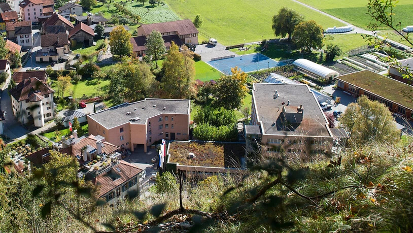 Blick von oben: Das Personalhaus (links im Bild) des Wohnheims Rothenbrunnen wird sicher verschwinden, und auch das Heimgebäude selbst (rechts) wird wohl grösstenteils einem Neubau weichen. Blick von oben: Das Personalhaus (links im Bild) des Wohnheims Rothenbrunnen wird sicher verschwinden, und auch das Heimgebäude selbst (rechts) wird wohl grösstenteils einem Neubau weichen.