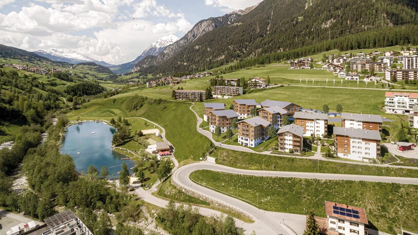 Blick in die Zukunft: Die insgesamt sechs Gebäude des Resalpina-Ferienresorts kommen zwischen der bestehenden Surses-Alpin-Anlage (rechts) und den beiden langgestreckten Zweitwohnungshäusern Viols und Som Barnagn (Bildmitte) zu stehen. Blick in die Zukunft: Die insgesamt sechs Gebäude des Resalpina-Ferienresorts kommen zwischen der bestehenden Surses-Alpin-Anlage (rechts) und den beiden langgestreckten Zweitwohnungshäusern Viols und Som Barnagn (Bildmitte) zu stehen.