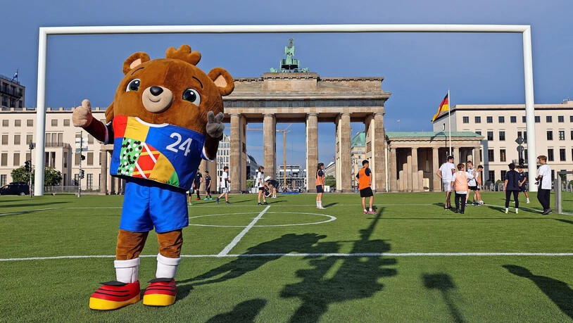 Public Viewing in Berlin: Auf 24’000 Quadratmetern Kunstrasen können während der Fussball-EM in der bundesdeutschen Hauptstadt Fans das Spektakel mitverfolgen. Public Viewing in Berlin: Auf 24’000 Quadratmetern Kunstrasen können während der Fussball-EM in der bundesdeutschen Hauptstadt Fans das Spektakel mitverfolgen.