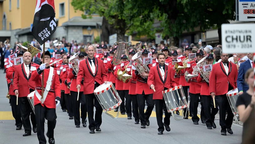 Ist in Klosters mit dabei: Die Stadtmusik Chur präsentiert sich mit einem Marsch auf der Parademusikstrecke. Ist in Klosters mit dabei: Die Stadtmusik Chur präsentiert sich mit einem Marsch auf der Parademusikstrecke.