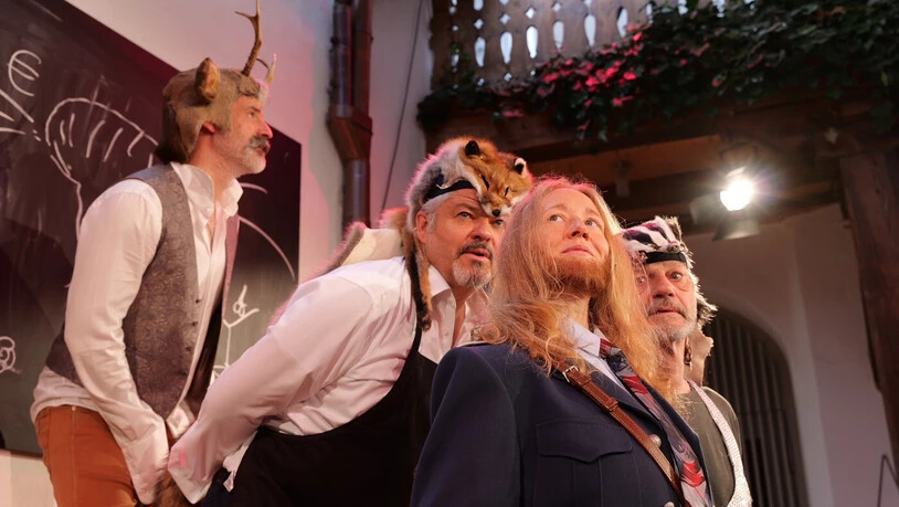 Turbulente Geschichte: Nikolaus Schmid, Christian Sprecher, Rahel Nahely und Oliver Krättli (von links) machen die Churer Klibühni zum (animalischen) «Grand Hotel». Turbulente Geschichte: Nikolaus Schmid, Christian Sprecher, Rahel Nahely und Oliver Krättli (von links) machen die Churer Klibühni zum (animalischen) «Grand Hotel».