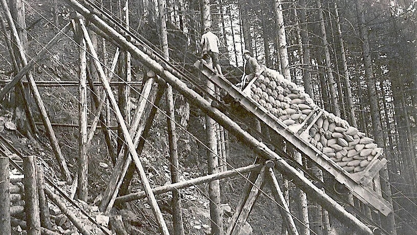 Steile Bergfahrt: Vom Herren in den Gandberg hinauf führt eine Standseilbahn, die auf einer Holzkonstruktion aufgebaut ist. Steile Bergfahrt: Vom Herren in den Gandberg hinauf führt eine Standseilbahn, die auf einer Holzkonstruktion aufgebaut ist.