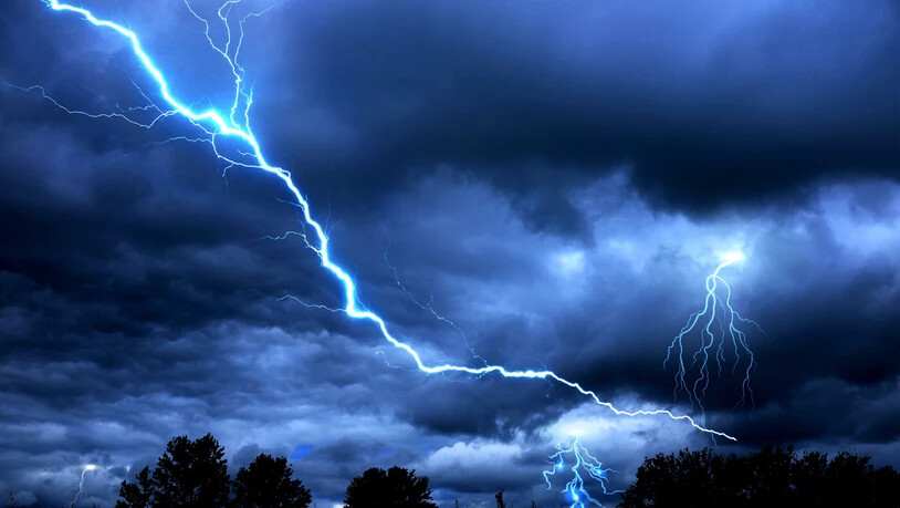 Viele Blitze: Die Meteorologen rechnen am Freitag mit einer hohen Blitzaktivität. Viele Blitze: Die Meteorologen rechnen am Freitag mit einer hohen Blitzaktivität.