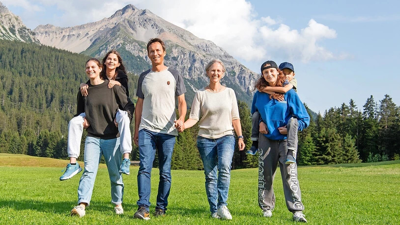 Kostbare Lebenszeit: Familie Schmid geniesst gemeinsam mit Anna Zehnder (eine der Lagerleiterinnen) eine unbeschwerte Zeit im Ferienlager für krebskranke Kinder in Valbella. Kostbare Lebenszeit: Familie Schmid geniesst gemeinsam mit Anna Zehnder (eine der Lagerleiterinnen) eine unbeschwerte Zeit im Ferienlager für krebskranke Kinder in Valbella.
