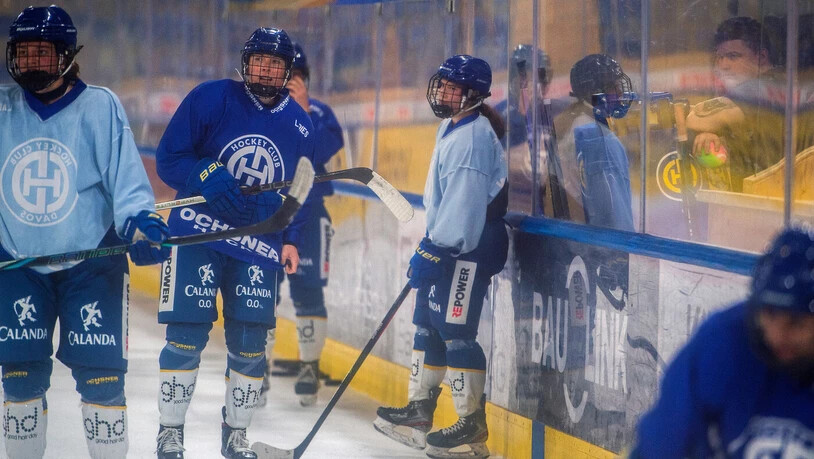Zurück auf dem Eis: Nach dem Sommer und dem zyklusorientierten Training absolvieren die HCD Ladies nun wieder Trainingseinheiten im Eisstadion Davos. Zurück auf dem Eis: Nach dem Sommer und dem zyklusorientierten Training absolvieren die HCD Ladies nun wieder Trainingseinheiten im Eisstadion Davos.