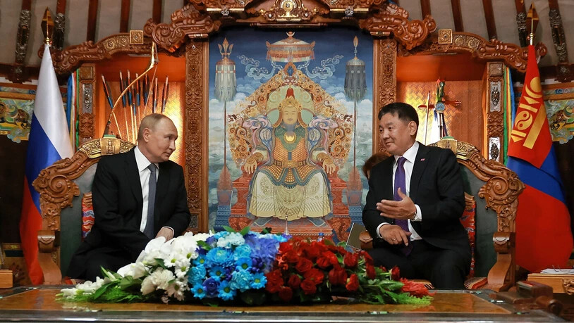 In der Jurte: Der russische Präsident Wladimir Putin spricht mit seinem mongolischen Amtskollegen Uchnaagiin Chürelsüch am Dienstag in Ulaanbaatar. In der Jurte: Der russische Präsident Wladimir Putin spricht mit seinem mongolischen Amtskollegen Uchnaagiin Chürelsüch am Dienstag in Ulaanbaatar.
