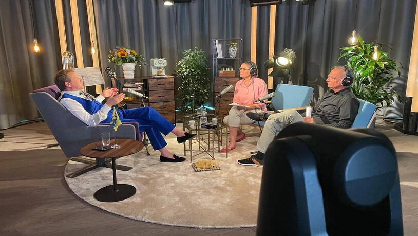 Kultur und Politik zum Auftakt: Christian Jott Jenny war der erste Gast der neuen Sendung «50/50» bei Moderatorin Katharina Balzer und Moderator Andri Franziscus (von links).