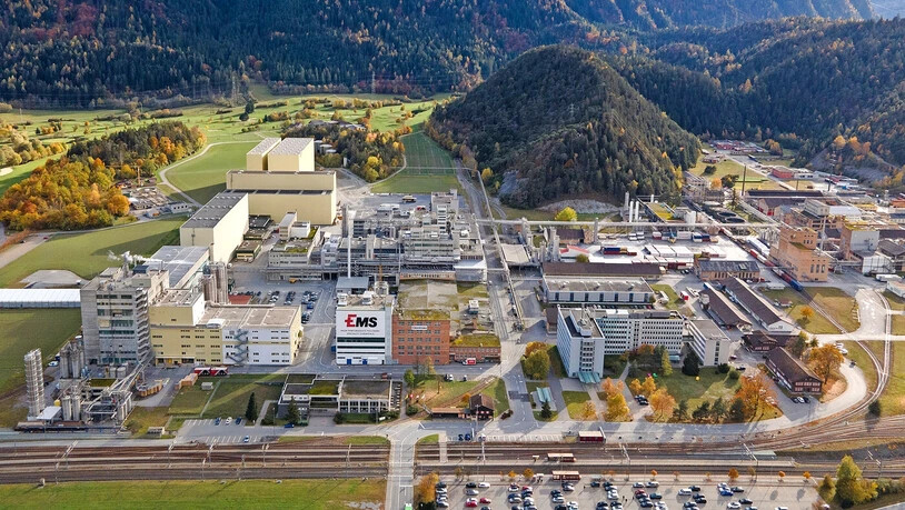Im Fokus: Rechts im Bild, zwischen den Hügeln Crest’Aulta und Ils Ault, hat die Ems-Chemie während Jahrzehnten die Deponie «Rusna da Furns» betrieben. Seit 20 Jahren ist sie stillgelegt. Im Fokus: Rechts im Bild, zwischen den Hügeln Crest’Aulta und Ils Ault, hat die Ems-Chemie während Jahrzehnten die Deponie «Rusna da Furns» betrieben. Seit 20 Jahren ist sie stillgelegt.