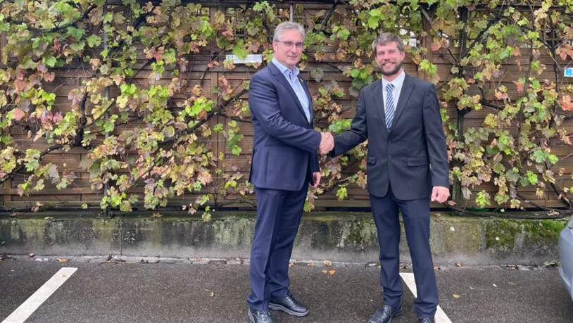 Glückwünsche vom Gemeindepräsidenten: Fritz Staub (links) gratuliert dem frisch gewählten Gemeinderat Martin Dürst. Glückwünsche vom Gemeindepräsidenten: Fritz Staub (links) gratuliert dem frisch gewählten Gemeinderat Martin Dürst.