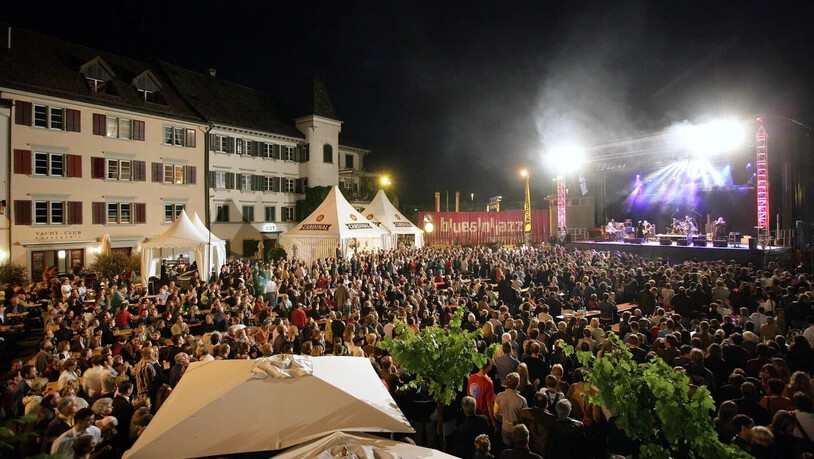 Gestossen voll: Das Blues’n’Jazz bewegt die Massen, erhitzt die Gemüter – und ist nun nicht mehr. Gestossen voll: Das Blues’n’Jazz bewegt die Massen, erhitzt die Gemüter – und ist nun nicht mehr.