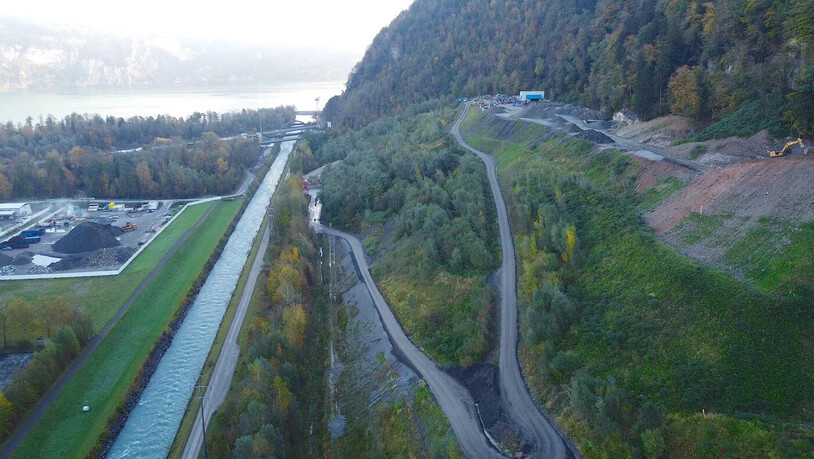 Die Ardega-Deponie wenige Tage vor dem Rutsch: Links im Bild sind Teile des Installationsplatzes zu sehen, im Hintergrund die Autobahn und die SBB-Linie. Die Ardega-Deponie wenige Tage vor dem Rutsch: Links im Bild sind Teile des Installationsplatzes zu sehen, im Hintergrund die Autobahn und die SBB-Linie.