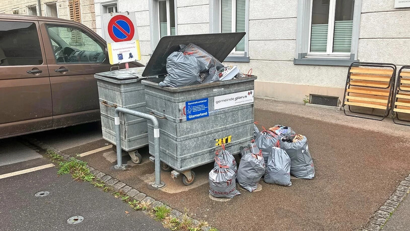 Drei Aufreger an einem Ort: Abfallsäcke, Velobügel und Parkplatzfeld treiben den Puls der Bevölkerung in Glarus hoch.