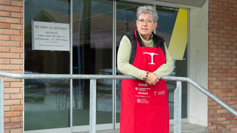 Würde gerne wieder anpacken: Gertrud Fitzi, Leiterin der Abgabestelle von «Tischlein deck dich» in Thusis, posiert vor der nun geschlossenen Räumlichkeit an der Compognastrasse. Würde gerne wieder anpacken: Gertrud Fitzi, Leiterin der Abgabestelle von «Tischlein deck dich» in Thusis, posiert vor der nun geschlossenen Räumlichkeit an der Compognastrasse.