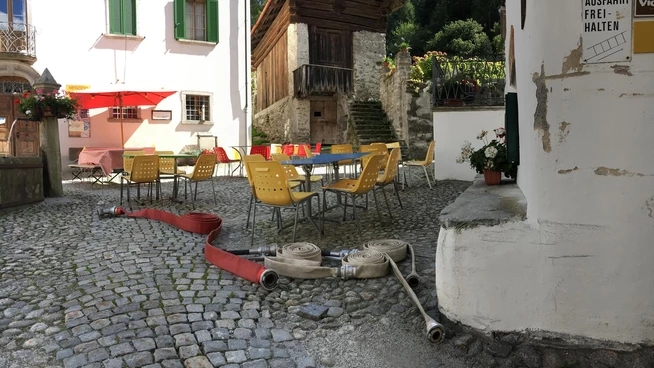 Idylle und Zerstörung: Nach dem Bergsturz am Piz Cengalo wurde in Bondo wieder aufgeräumt. Anstelle der provisorischen Bauten sollen nun die definitiven Schutzmassnahmen gebaut werden.