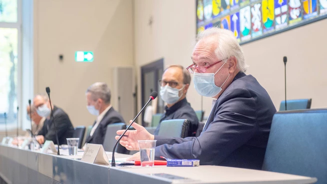 Unerwartet und überraschend: Peter Philipp (rechts) erklärt, wie das Gesundheitszentrum Schiers den Covid-Ausbruch Mitte Oktober erlebt hat.