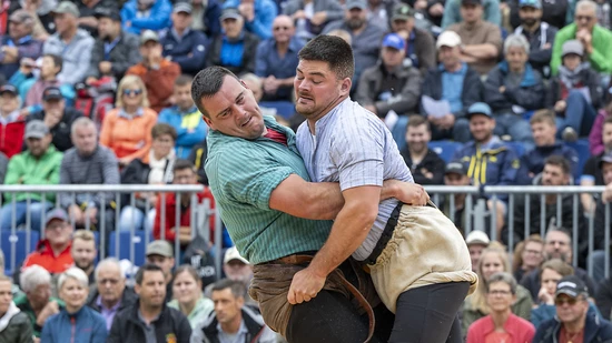 Joel Strebel (grünes Hemd) musste das Bergkranzfest auf dem Stoos vorzeitig abbrechen. Eine MRI-Untersuchung ergab schliesslich einen Kreuzbandriss, der gleichbedeutend mit dem Saisonende ist