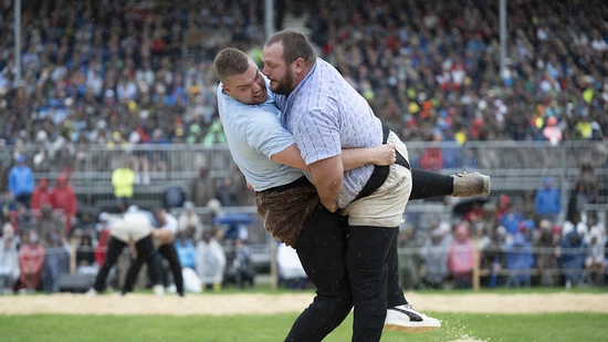 Sven Schurtenberger (rechts) verletzte sich im Duell gegen Adrian Walther