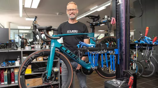 Wieder gefragt: Daniel Huber präsentiert in seinem Geschäft ein Rennvelo.