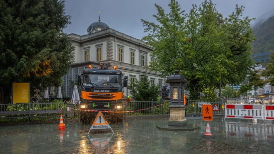 Arbeit im strömenden Regen: Am Montag waren die Tage für den Silberahorn (rechts im Bild) vor der Villa Planta gezählt.
