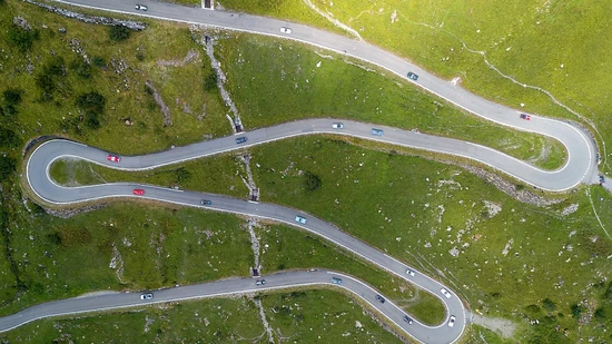Die Klausenpassstrasse mit ihren teils engen Kurven verbindet im Sommer die Kantone Uri und Glarus. Nun musste sie wegen eines Erdrutsches gesperrt werden.