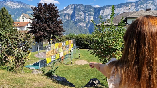 Fingerzeig: Ein Stein des Anstosses ist für die Mütter von Obstalden der Fussballplatz. Fingerzeig: Ein Stein des Anstosses ist für die Mütter von Obstalden der Fussballplatz.