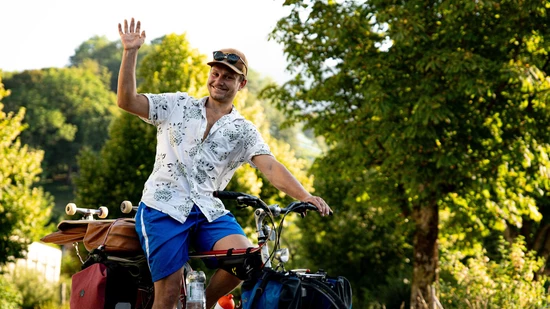 Auf und davon: Adrian Häfliger winkt zum Abschied, bevor er mit seinem Velo auf die lange Reise nach Jerusalem aufbricht. 