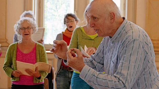 Das letzte Konzert des Glarner Singvereins: Christoph Kobelt probt das Mozart-Requiem, das er mit dem Chor bereits vor 25 Jahren einmal aufgeführt hat.