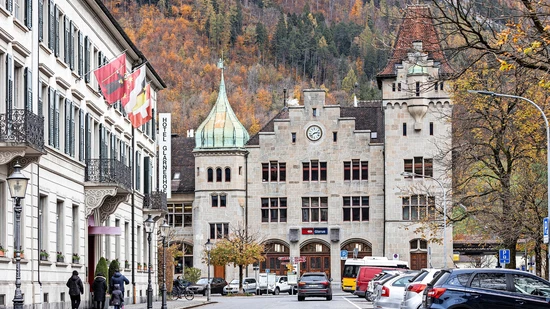 Mitten in Glarus: Der «Glarnerhof» (links) prägt das Stadtbild von Glarus zwischen Bahnhof und Volksgarten.