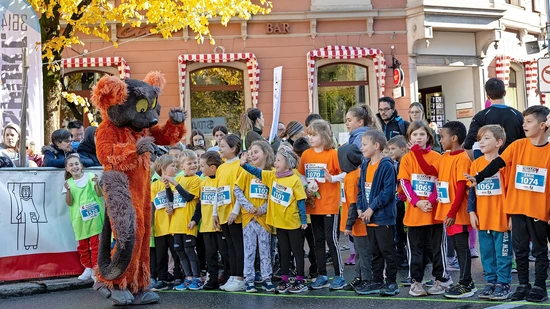 Das Maskottchen Jamadu sorgt für Stimmung: Am Glarner Stadtlauf nehmen jedes Jahr, wie hier 2023, viele Kinder und Jugendliche teil. Das Maskottchen Jamadu sorgt für Stimmung: Am Glarner Stadtlauf nehmen jedes Jahr, wie hier 2023, viele Kinder und Jugendliche teil.