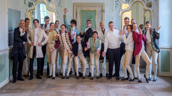 Hervorragend: Das Vokalensemble Incantanti unter der Leitung von Christian Klucker (links) – hier im Oktober 2023 im Schloss Reichenau beim Fototermin für das Chorical «Die Schülerrepublik» – hat in Kalamata drei Preise geholt.