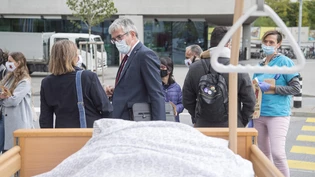 Mit einem Fraktionsauftrag will die Bündner SP die Bedingungen im Gesundheitswesen verbessern. Der Verband des Personals öffentlicher Dienste VPOD war mit einem Krankenbett vor dem Grossratsgebäude.