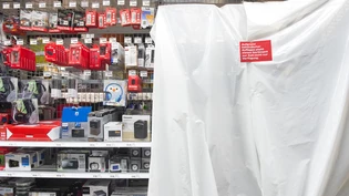 Einkaufzentrum City West Chur einkaufen Corona Coronakrise Geschäfte geschlossen Coop Band abgesperrt