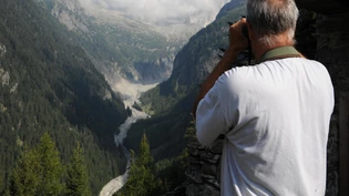 Remo Capadrutt spiegelt auf dem Maiensäss Cügian in Richtung Val Bondasca.