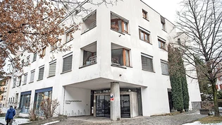 Grau statt weiss: Die Fassade und auch der Innenausbau des Kirchgemeindehauses Titthof müssen dringend saniert werden.