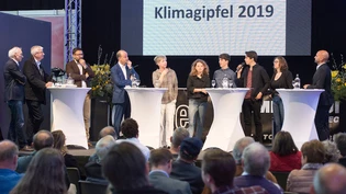 Angeregter Austausch: Unter der Leitung von Luca Laube (ganz rechts) diskutieren Bündner Vertreter von Politik und Wirtschaft mit Jugendlichen aus der Klimabewegung, wie die Klimaziele zu erreichen seien.