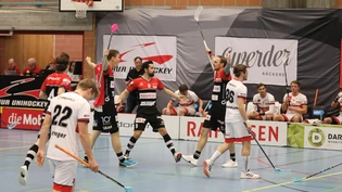 Chur Unihockey durfte lange auf einen Sieg hoffen, unterlag Uster aber in der Verlängerung.