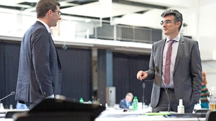 Im Gespräch: Regierungsrat Marcus Caduff (rechts) diskutiert mit CVP-Grossrat  Kevin Brunold. Bild Olivia Aebli-Item