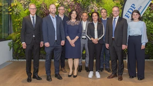 Nominationsversammlung der FDP: Erste Liste (vordere Reihe von links): Christian Rathgeb, Christof Kuoni, Anna Giacometti und Susanne Lebrument sowie Ständerat Martin Schmid. Zweite Liste (hintere Reihe von links): Markus Berweger, Jon Fanzun, Bruno Loi und Flavia Aebli.