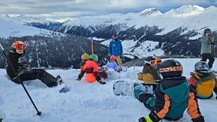 Leere Pisten: Statt zur Schule können Kinder dank des Projekts «Ab auf die Piste» mit den Ski auf den Schnee.