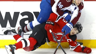 Nico Hischier im Zweikampf mit Mikko Rantanen von den Colorado Avalanche