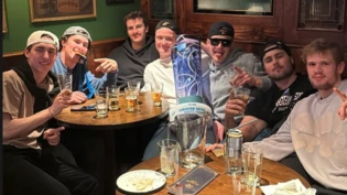Ging in die Brüche: Der Churer MHL-Meisterpokal musste bereits mit grünem Isolierband zusammengeflickt werden.