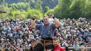 Joel Wicki lässt sich in Lungern als Festsieger feiern