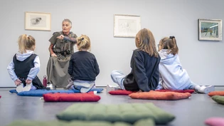 Eintauchen in eine andere Welt: In der Sala Capaulina gab Anna Cathomas eine (halbe) Märchenstunde für Kinder.