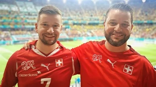 Live mit dabei: Roman Hug (rechts) mit seinem Bruder Sandro in der «Arena Nationala», wo die Schweiz am Montagabend den Weltmeister schlug.