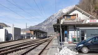 Ort des Geschehens: Am Bahnhof verletzt ein Mann einen anderen mit einer abgebrochenen Flasche erheblich.